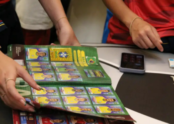 O álbum da Copa do Mundo de 2026 terá 980 figurinhas e pode custar até R$ 7.300 para ser completado. Trocas reduzem gastos e seguem como principal alternativa entre colecionadores.