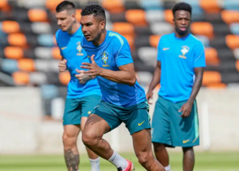 Brasil finaliza preparação para enfrentar o Japão pelas oitavas de final da Copa do Mundo de 2026. Raphinha segue fora por lesão; Ancelotti deve manter base da última partida.