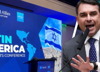 Flávio Bolsonaro apresenta propostas para a política externa em evento na Argentina, defende aproximação com Israel, transferência da embaixada para Jerusalém e adesão aos Acordos de Abraão.