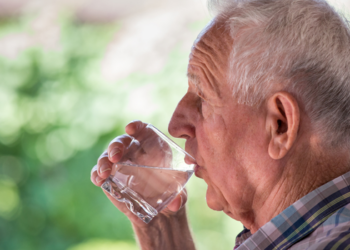 Europa enfrenta onda de calor extrema com mais de 1,3 mil mortes em uma semana, segundo a OMS, além de impactos na saúde, energia, transporte e meio ambiente.