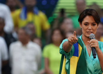 Michelle Bolsonaro deixou de seguir Eduardo e Carlos Bolsonaro nas redes sociais, em meio a divergências internas e trocas de críticas públicas que expõem tensões no entorno político da família Bolsonaro.