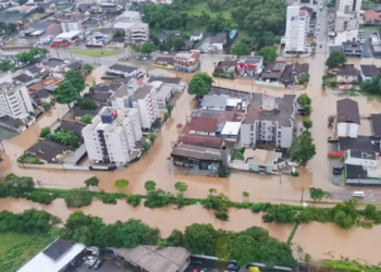Frente fria provoca instabilidade em Santa Catarina com previsão de chuva forte, temporais isolados, ventos e granizo até quarta-feira, segundo a Defesa Civil.