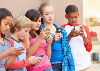 Levantamento do MEC mostra que 92% das escolas brasileiras já aplicam a lei que restringe o uso de celulares. Gestores relatam mais concentração, socialização e menos conflitos.