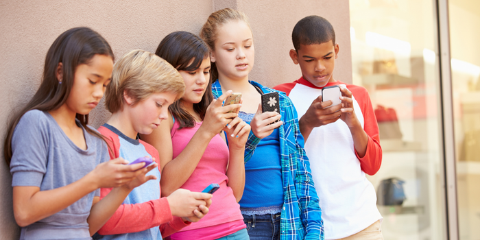 Levantamento do MEC mostra que 92% das escolas brasileiras já aplicam a lei que restringe o uso de celulares. Gestores relatam mais concentração, socialização e menos conflitos.