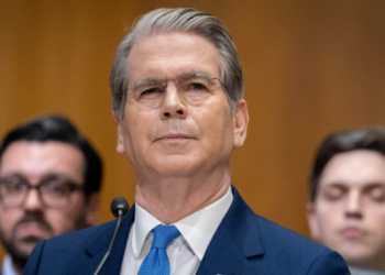 Scott Bessent, secretário do Tesouro dos Estados Unidos, critica pacotes de sanções da União Europeia contra a Rússia e diz que medidas anteriores falharam.