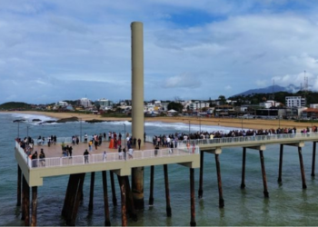 Prefeitura de Rio das Ostras entrega revitalização do Píer do Emissário, em Costazul, com melhorias em segurança, acessibilidade, iluminação e mobilidade.