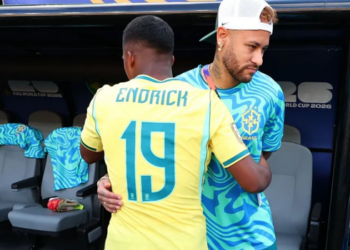 Neymar Jr. abraça Endrick durante a partida da Copa do Mundo contra o Marrocos • Marc Atkins/Getty Images