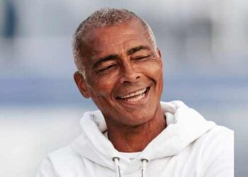 Romário declarou que abriu mão do salário de senador durante a Copa do Mundo nos Estados Unidos e afirmou que continuará no mandato para participar de votações no Senado.
