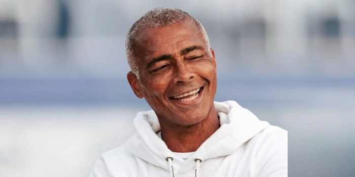 Romário declarou que abriu mão do salário de senador durante a Copa do Mundo nos Estados Unidos e afirmou que continuará no mandato para participar de votações no Senado.