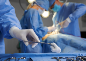 Antes de fazer uma cirurgia plástica, mulheres devem avaliar médico, hospital, exames, riscos, recuperação e expectativas. Veja sete cuidados essenciais para uma decisão segura.
