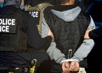Agentes da polícia migratória dos Estados Unidos atuam em operação de fiscalização; órgão anunciou a prisão de brasileiro procurado pela Interpol.