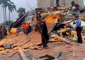 Venezuela recebe apoio internacional após terremotos; EUA aliviam sanções para assistência.