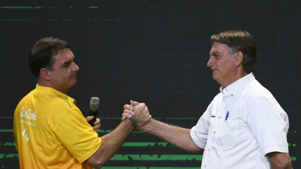 OAB pede a Alexandre de Moraes que Flávio Bolsonaro possa se comunicar pessoalmente com Jair Bolsonaro na condição de advogado, apesar da suspensão das visitas.
