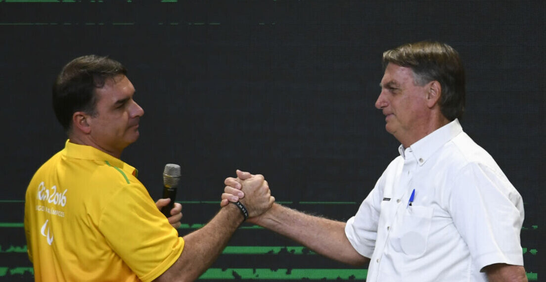 OAB pede a Alexandre de Moraes que Flávio Bolsonaro possa se comunicar pessoalmente com Jair Bolsonaro na condição de advogado, apesar da suspensão das visitas.