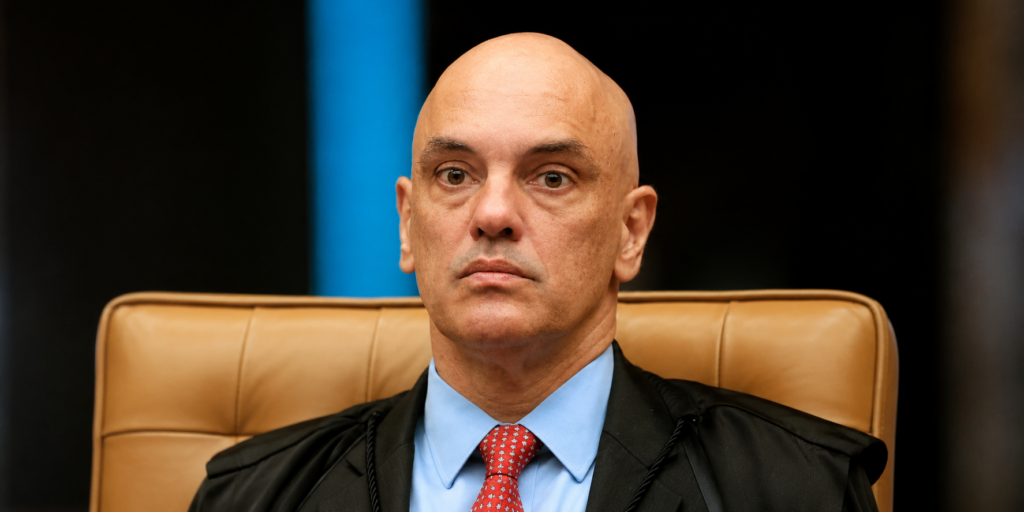 STF arquiva investigação contra Bolsonaro e Ramagem na Abin Paralela, enquanto caso de Carlos Bolsonaro será analisado pela Justiça Federal.