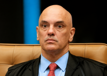 STF arquiva investigação contra Bolsonaro e Ramagem na Abin Paralela, enquanto caso de Carlos Bolsonaro será analisado pela Justiça Federal.