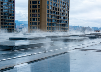 Sistema de “chuva artificial” instalado em prédios chineses viraliza ao prometer alívio contra o calor extremo em áreas urbanas.