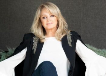 Bonnie Tyler, cantora galesa conhecida por “Total Eclipse of the Heart” e “Holding Out for a Hero”, morreu aos 75 anos em Portugal após complicações de saúde.