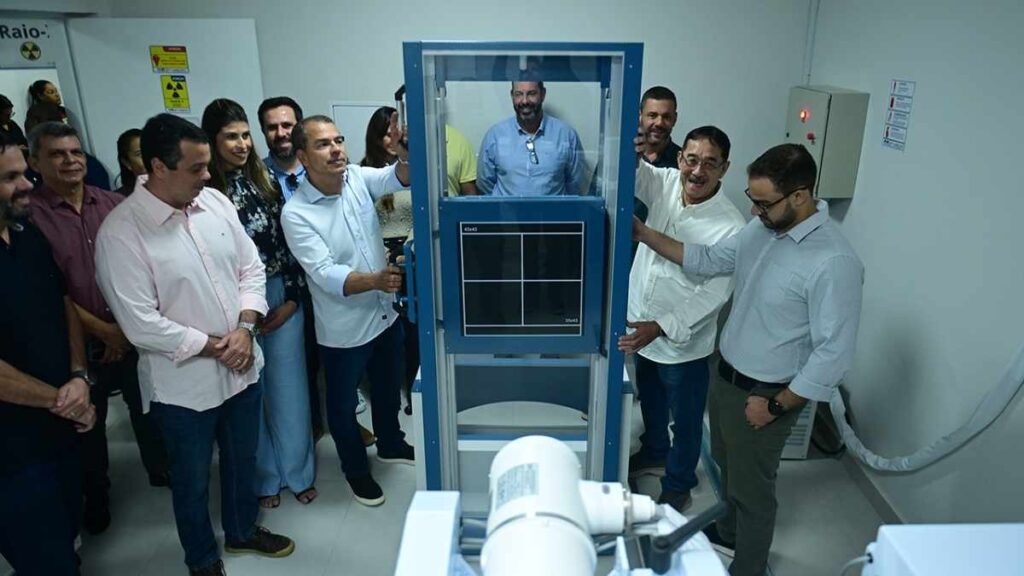 Prefeitura de Campos entrega sala de raio-x digital no PU Central. Imagens ficam disponíveis em segundos para médicos da rede municipal, agilizando diagnósticos e reduzindo transferências.