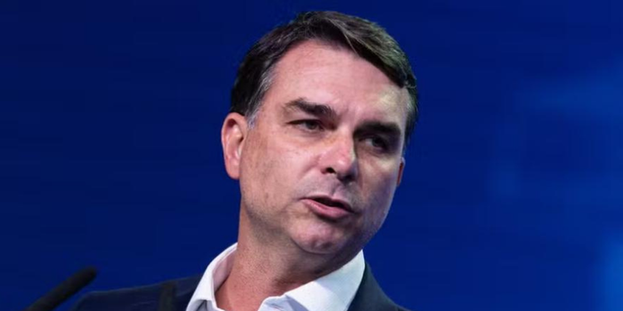 Entenda a fraude que alterou temporariamente a filiação partidária de Flávio Bolsonaro.