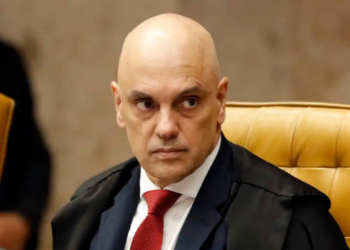 Alexandre de Moraes suspende contato presencial entre Flávio e Jair Bolsonaro após publicação de mensagem política.