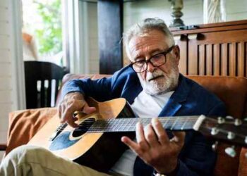 Aprender um instrumento musical depois dos 40 pode estimular memória, atenção, coordenação e plasticidade cerebral, segundo pesquisas científicas.