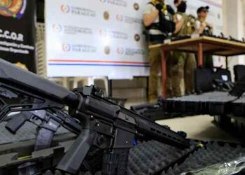 Flexibilização nos EUA preocupa pesquisadores, que alertam para o possível fortalecimento das rotas de armas destinadas ao crime organizado brasileiro.