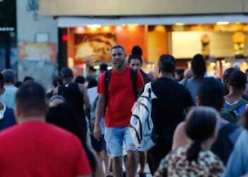 IBGE inicia a Pesquisa Nacional de Saúde 2026 em cerca de 140 mil domicílios. Levantamento inclui entrevistas, aferição de pressão e exames gratuitos.