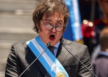 Moraes rejeita pedido para presidente argentino visitar Bolsonaro em prisão domiciliar.
