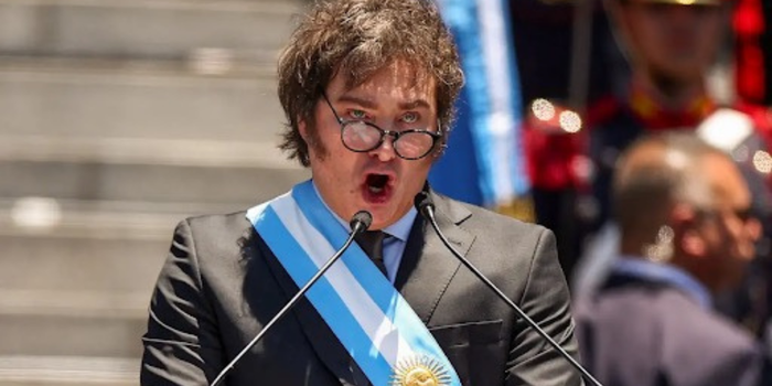 Moraes rejeita pedido para presidente argentino visitar Bolsonaro em prisão domiciliar.