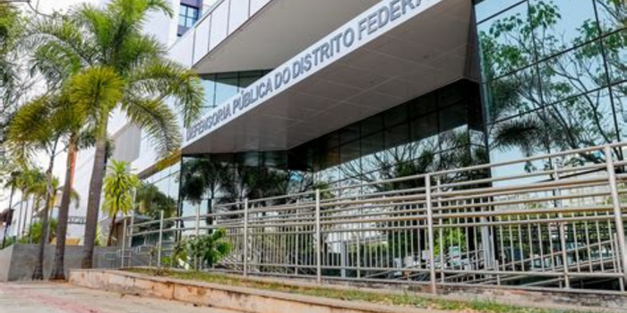 A Defensoria afirma que o gabarito incentivava apostas simbólicas, enquanto o ministério aponta uma alternativa de prevenção como resposta correta.