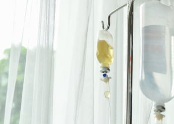 Anvisa alerta que soroterapia sem indicação clínica não possui benefícios comprovados para pessoas saudáveis e pode causar infecções, alergias e excesso de vitaminas.