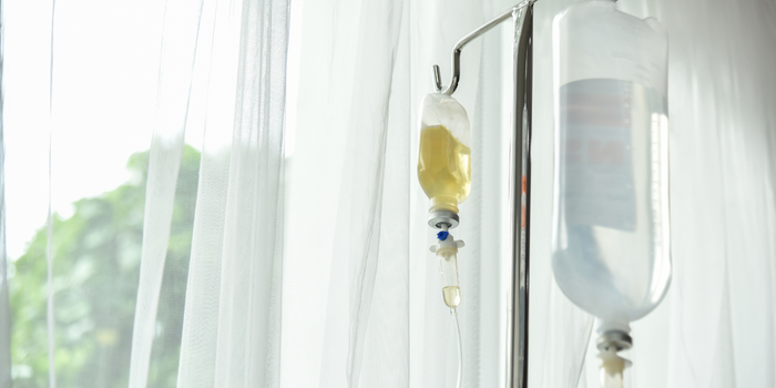 Anvisa alerta que soroterapia sem indicação clínica não possui benefícios comprovados para pessoas saudáveis e pode causar infecções, alergias e excesso de vitaminas.