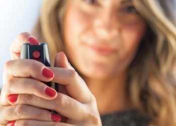 Promotora alerta que liberação do spray de pimenta para mulheres pode criar falsa sensação de segurança sem treinamento e políticas públicas de proteção.