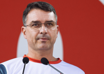 Flávio Bolsonaro promete fortalecer as relações entre Brasil e Israel e transferir a embaixada brasileira de Tel Aviv para Jerusalém em eventual governo.
