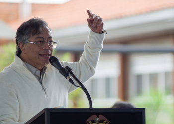 Gustavo Petro proíbe uso de instalações militares na posse de Abelardo De la Espriella, marcada para 7 de agosto, e amplia tensão política na Colômbia.