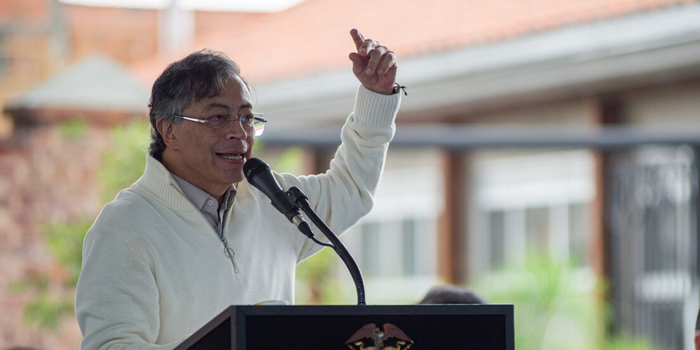 Gustavo Petro proíbe uso de instalações militares na posse de Abelardo De la Espriella, marcada para 7 de agosto, e amplia tensão política na Colômbia.