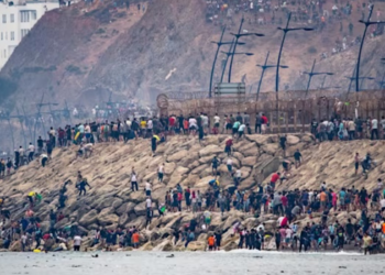 Entrada em massa de migrantes sobrecarrega Ceuta e provoca crise humanitária e diplomática na Europa.