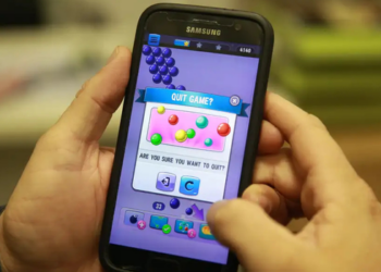Uso excessivo de celulares, videogames e televisores durante as férias pode prejudicar sono, desenvolvimento e convivência. Veja como equilibrar a rotina.