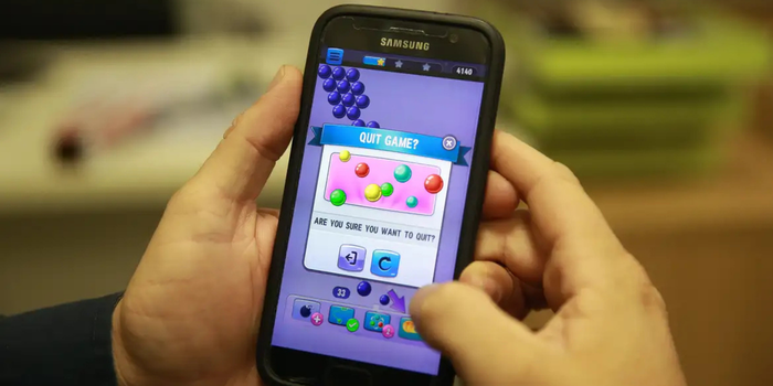 Uso excessivo de celulares, videogames e televisores durante as férias pode prejudicar sono, desenvolvimento e convivência. Veja como equilibrar a rotina.