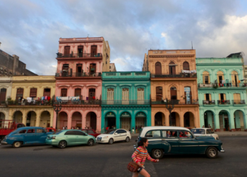 Brasil envia 48 toneladas de leite em pó a Cuba em operação humanitária realizada pela FAB diante da crise de alimentos, combustíveis e energia.