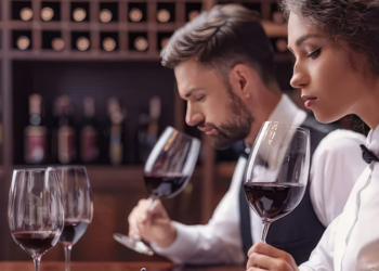 Consumo de vinho cresce no inverno e movimenta restaurantes, adegas e encontros entre amigos. Tintos ganham destaque, mas especialistas alertam para a moderação.