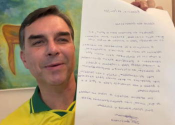  Defesa afirma ao STF que Jair Bolsonaro não sabia nem autorizou que Flávio Bolsonaro divulgasse carta de apoio à pré-candidatura presidencial.