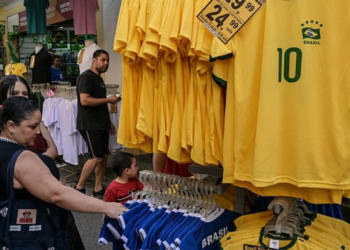 Saída do Brasil nas oitavas da Copa reduz a procura por camisas e bandeiras e obriga comerciantes a baixar os preços.