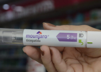 Venda clandestina de canetas emagrecedoras preocupa autoridades após Anvisa identificar novos lotes falsificados de Mounjaro.