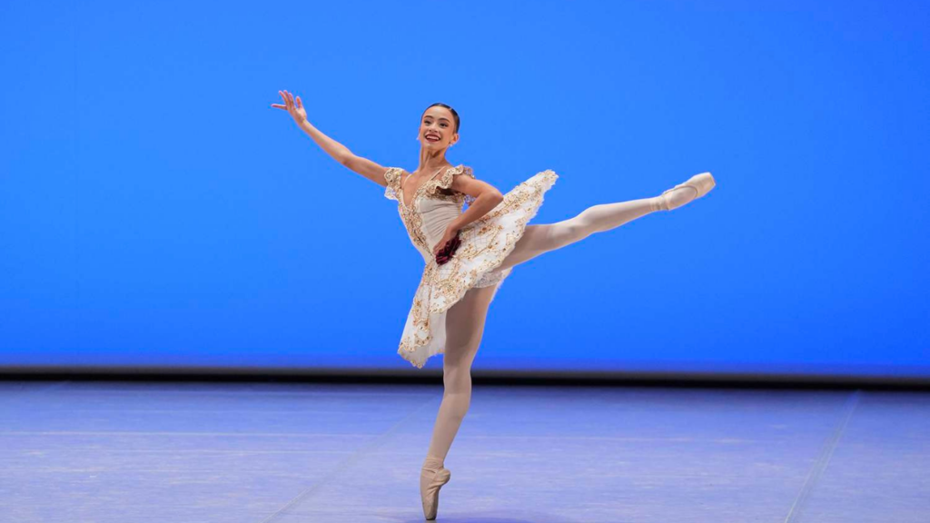 Jovem bailarina carioca é premiada no Prix de Lausanne e garante formação na Royal Ballet Upper School, em Londres.