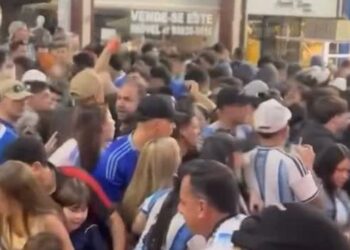 Tumulto após a final da Copa do Mundo provoca correria na Avenida Central, em Balneário Camboriú, e mobiliza forças de segurança.