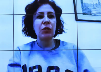 A Justiça italiana analisa novo pedido de extradição de Carla Zambelli por condenação do STF sobre porte ilegal de arma e constrangimento ilegal. Procuradoria da Itália defende rejeição.