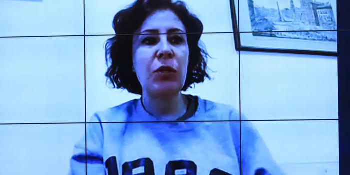 A Justiça italiana analisa novo pedido de extradição de Carla Zambelli por condenação do STF sobre porte ilegal de arma e constrangimento ilegal. Procuradoria da Itália defende rejeição.