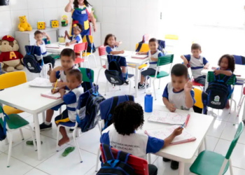 Brasil registra 9,4 milhões de crianças na educação infantil em 2025, segundo o IBGE. Creches crescem, mas ainda não atingem metas do PNE e revelam desigualdades regionais e sociais.